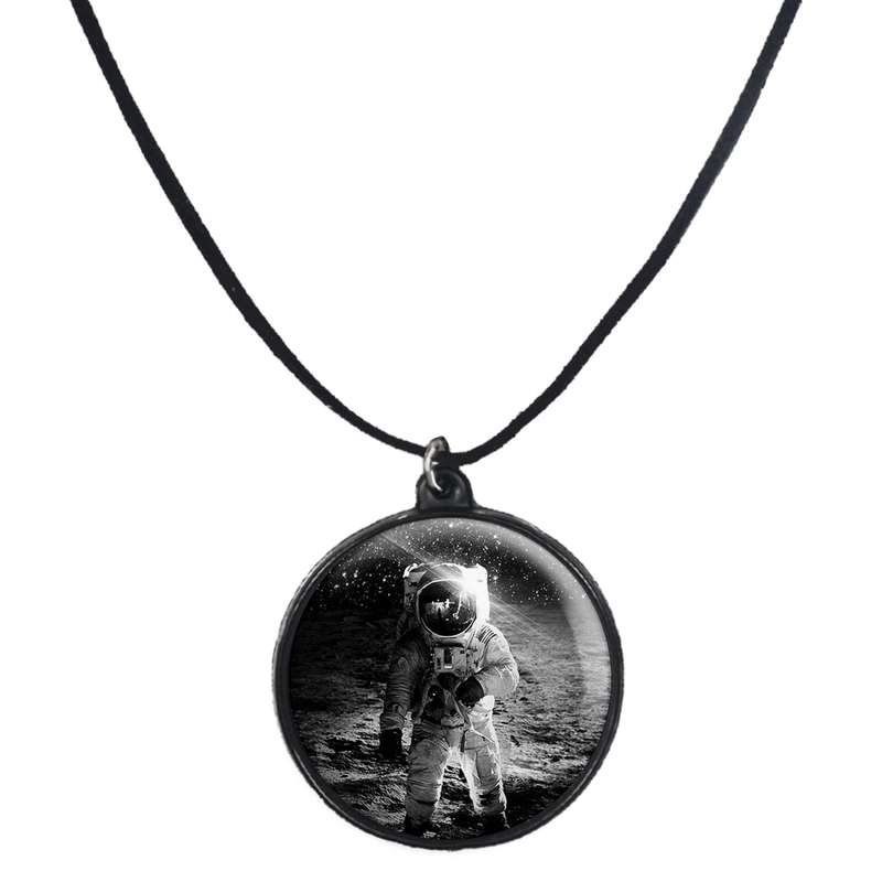 گردنبند پرمانه طرح فضانورد کد pmb.10378 مدل دو طرفه