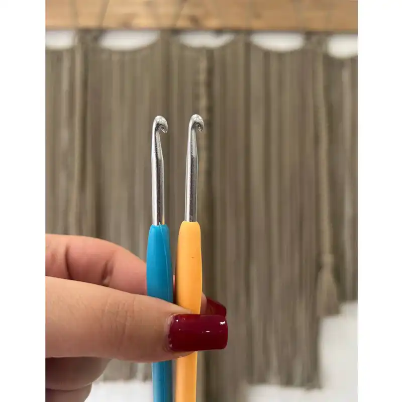 قلاب بافتنی مدل ZHL-Z-4.5 به همراه سنجاق نشانه گذار بافتنی و سوزن دوخت کاموا مجموعه 4 عددی