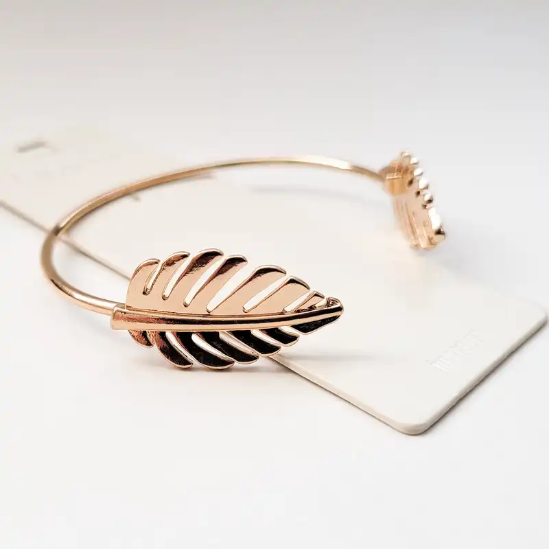 دستبند زنانه آی ام مدل النگویی طرح برگ BC-1100-1