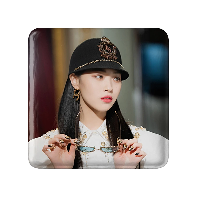 مگنت خندالو طرح ریوجین گروه ایتزی ITZY  مدل مربعی کد 20181