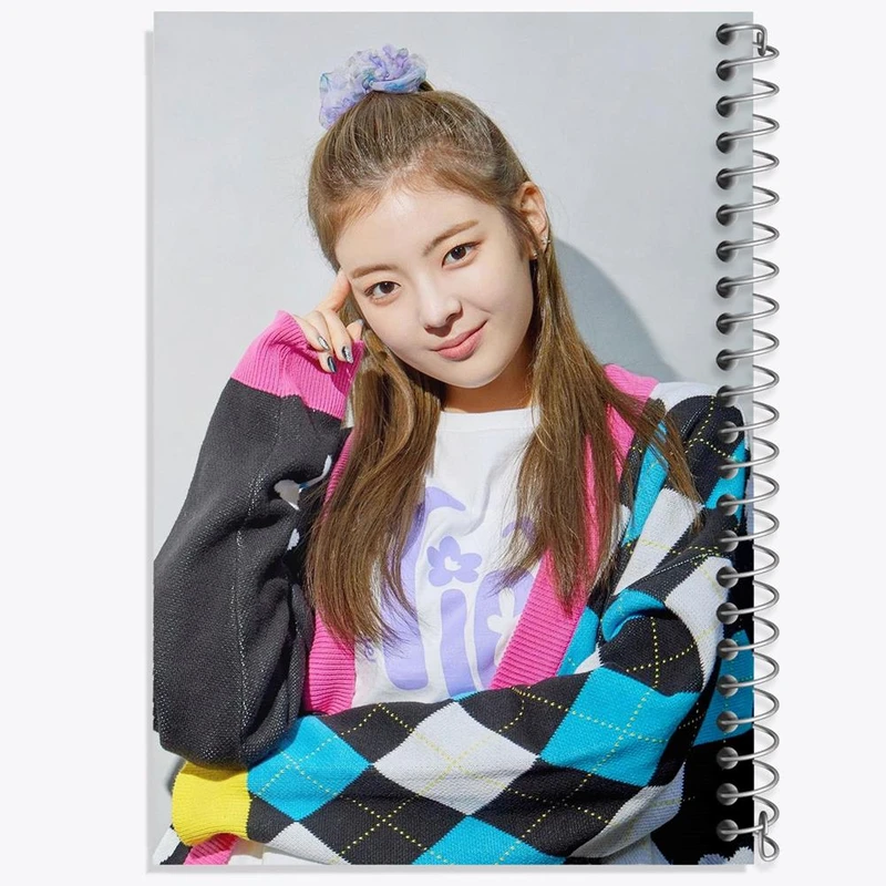 دفتر مشق 50 برگ خندالو مدل لیا گروه ایتزی ITZY کد 20194