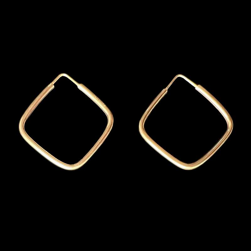 گوشواره طلا 18 عیار زنانه دوست خوب مدل مربع dk524 گوشواره طلا 18 عیار زنانه دوست خوب مدل مربع dk524