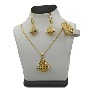 نیم ست طلا 18 عیار زنانه مدل ریناس