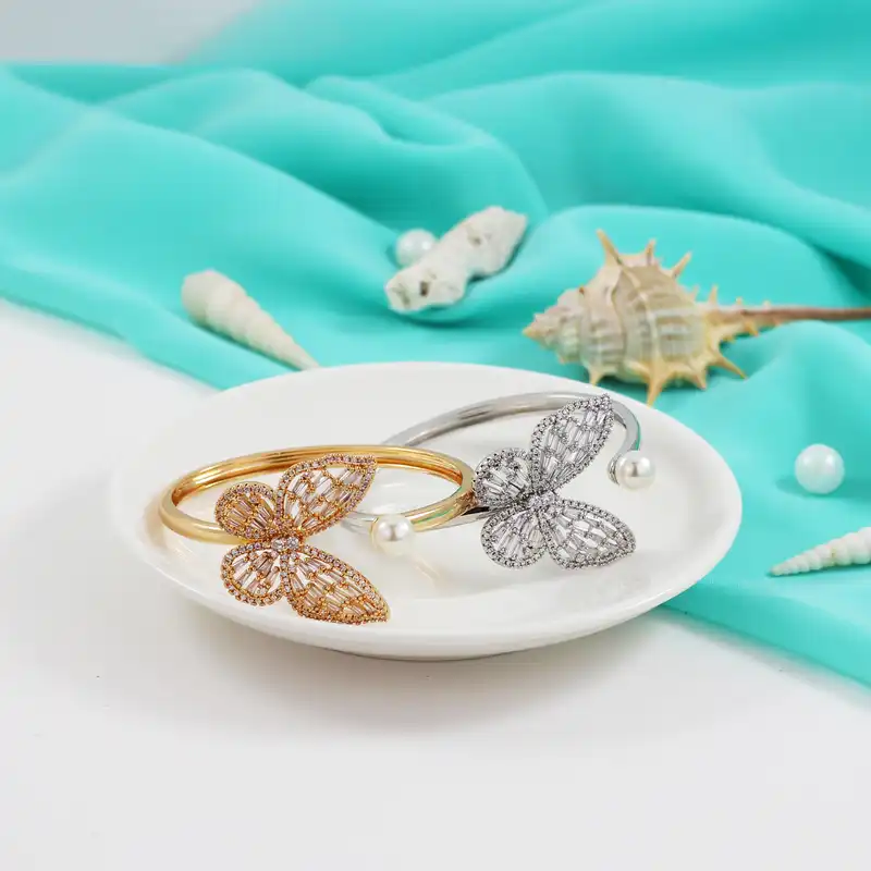 دستبند النگویی زنانه وای اس ایکس مدل پروانه و مروارید کد AAD-95