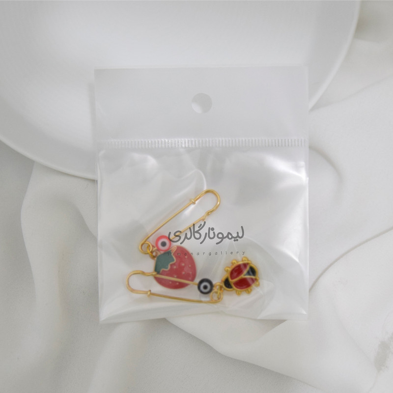 سنجاق سینه دخترانه لیمونار گالری مدل توت فرنگی و کفش دوزک بسته دو عددی