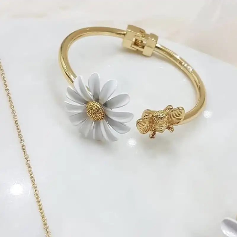 دستبند زنانه مدل گل بابونه کد wq2044