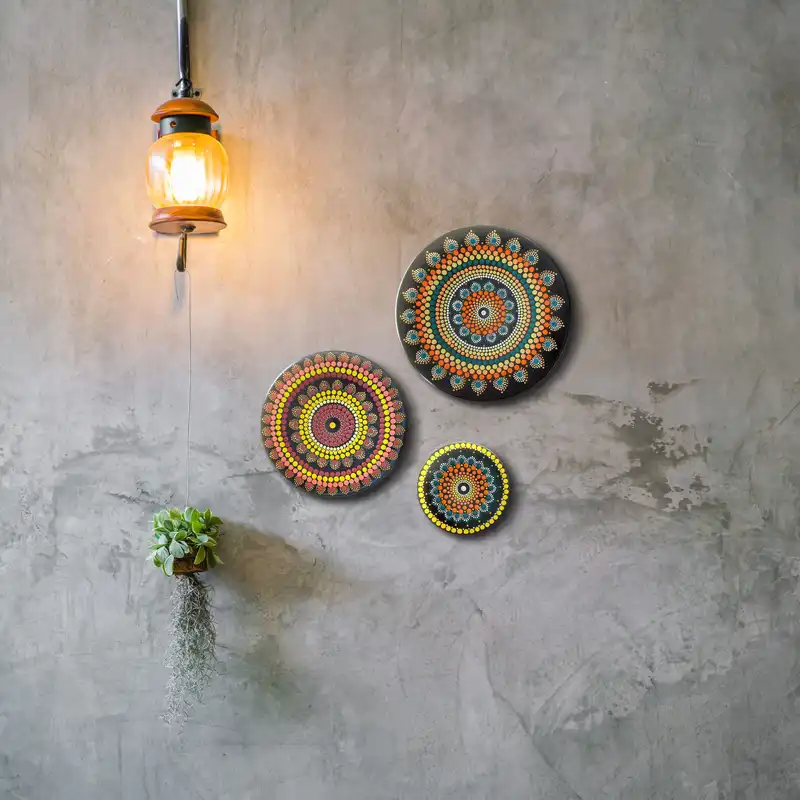 بشقاب دیوارکوب سفالی طرح نقطه کوبی مدل KHORSHID مجموعه 3 عددی