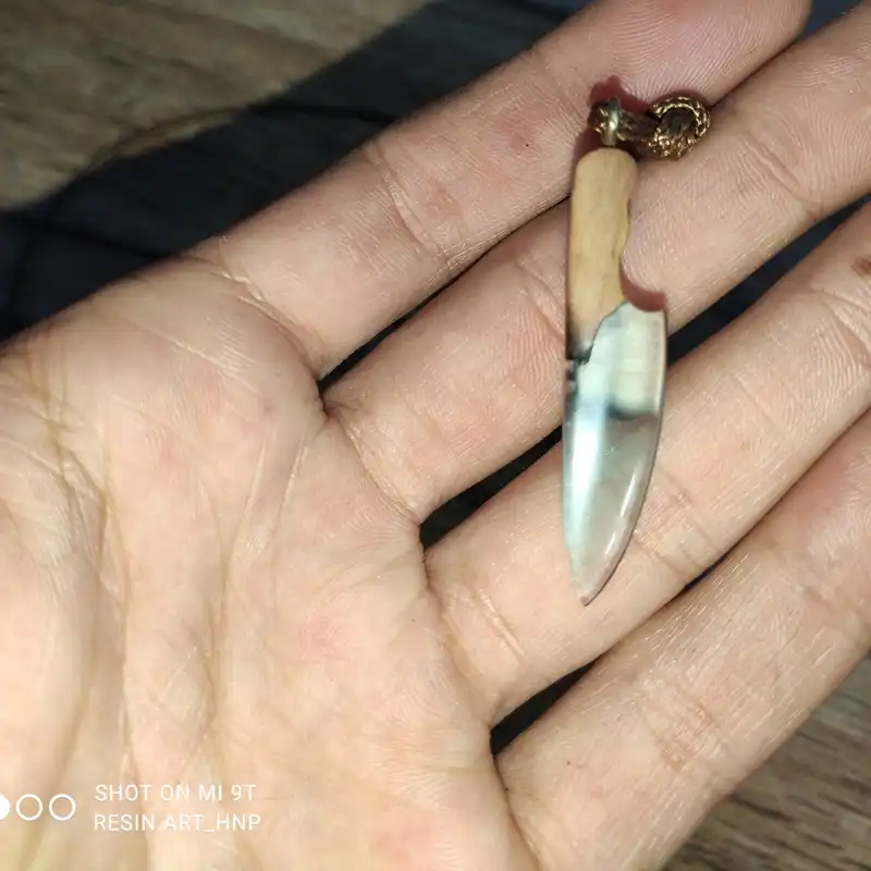 گردنبند مدل چاقو 2 شب تاب