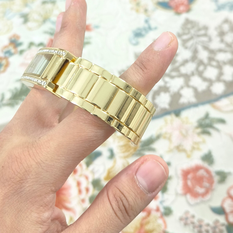 ساعت مچی عقربه ای زنانه مدل دور نگین بند النگویی کد 1