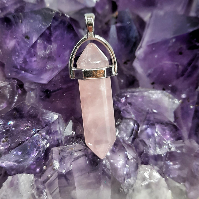 آویز گردنبند زنانه مدل منشور دو قطبی رز کوارتز کد 020 آویز گردنبند زنانه مدل منشور دو قطبی رز کوارتز کد 020