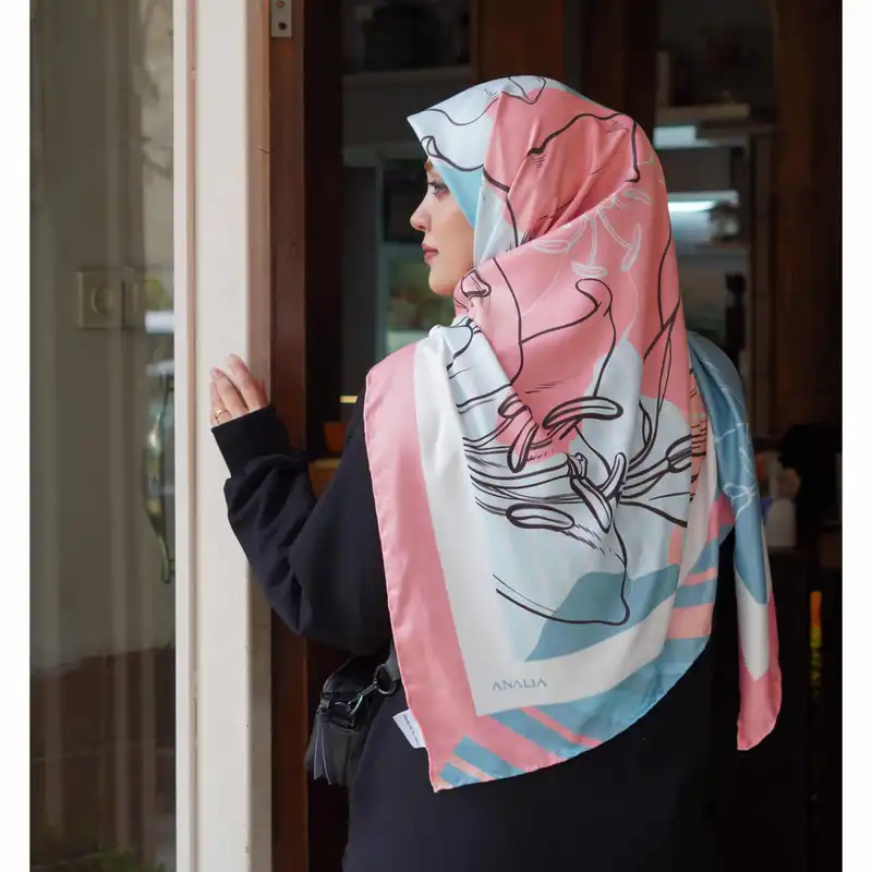 روسری زنانه مدل ابریشم طرح لاکچری دور دست دوز کد ana-3010