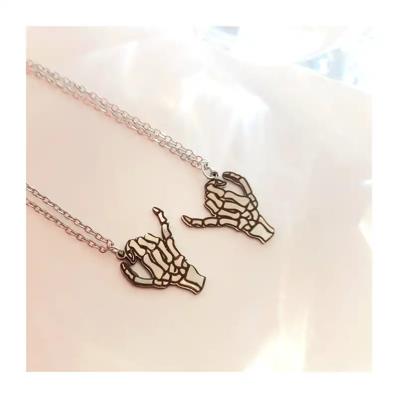 گردنبند مدل دست اسکلتی بسته 2 عددی