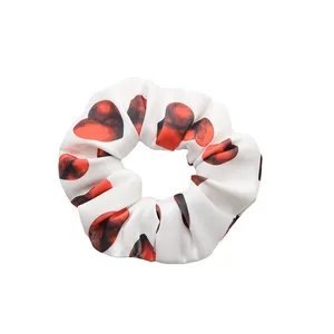 کش مو زنانه مدل اسکرانچی ساتن قلب قلبی