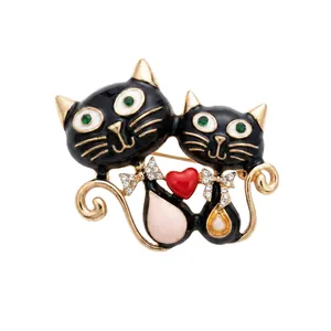 گل سینه زنانه مدل  گربه طرح عشق