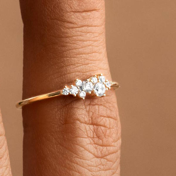 انگشتر طلا 18 عیار زنانه ماوی گالری مدل نگین خوشه ای