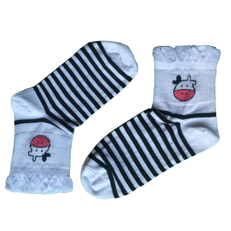 جوراب دخترانه مدل نیم ساق طرح گاو رنگ سفید