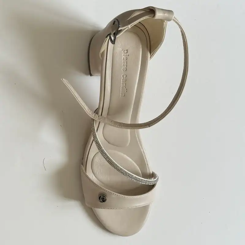 صندل زنانه پیر کاردین مدل Bej787