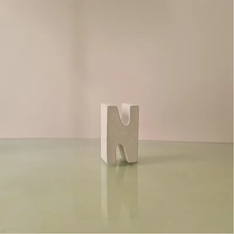 استند رومیزی تزیینی مدل حرف N