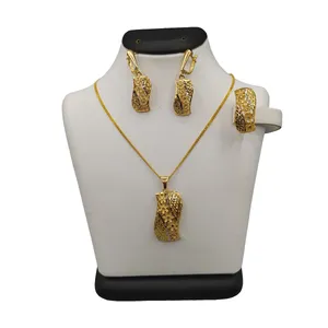 نیم ست طلا 18 عیار زنانه مدل ریناس