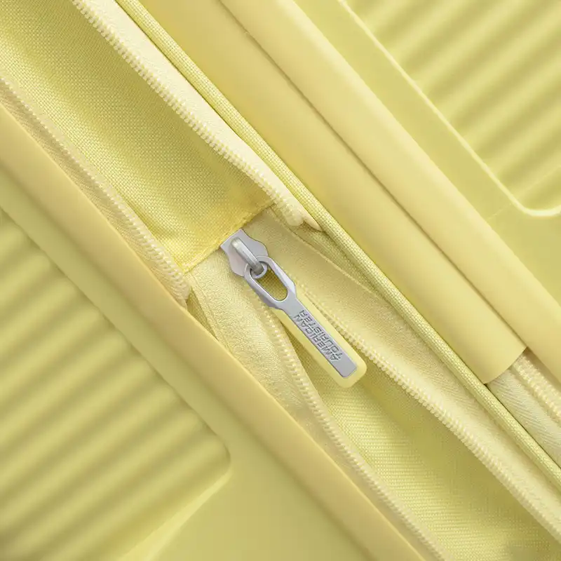 چمدان امریکن توریستر مدل CURIO AO8 24 سایز متوسط