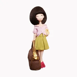 مجسمه مدل دختر مسافر