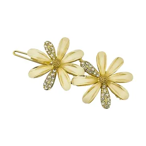 سنجاق مو زنانه مدل گل بابونه نگین دار کد 40601