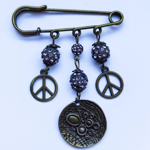 سنجاق سینه زنانه مدل جنگ و صلح