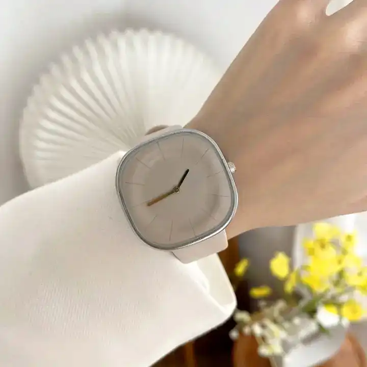 ساعت مچی عقربه ای مدل کلاسیک بند چرم کد 1