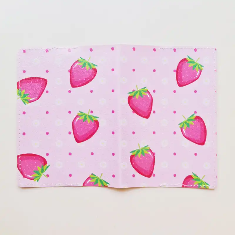 جلد پاسپورت طرح توت فرنگی مدل IDC150729