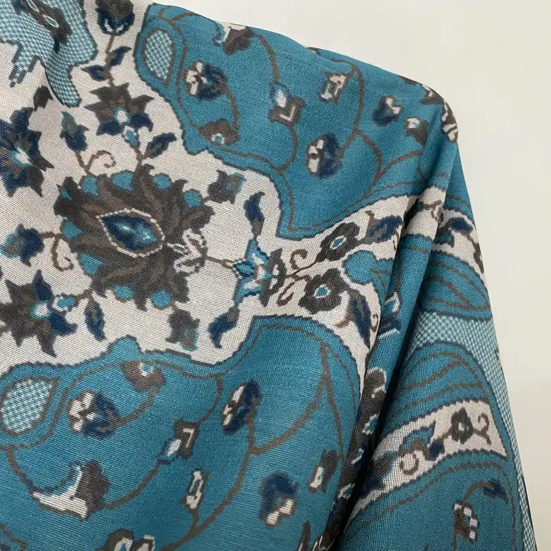 روسری زنانه مدل نخ چهارفصل منگوله دار کد 127