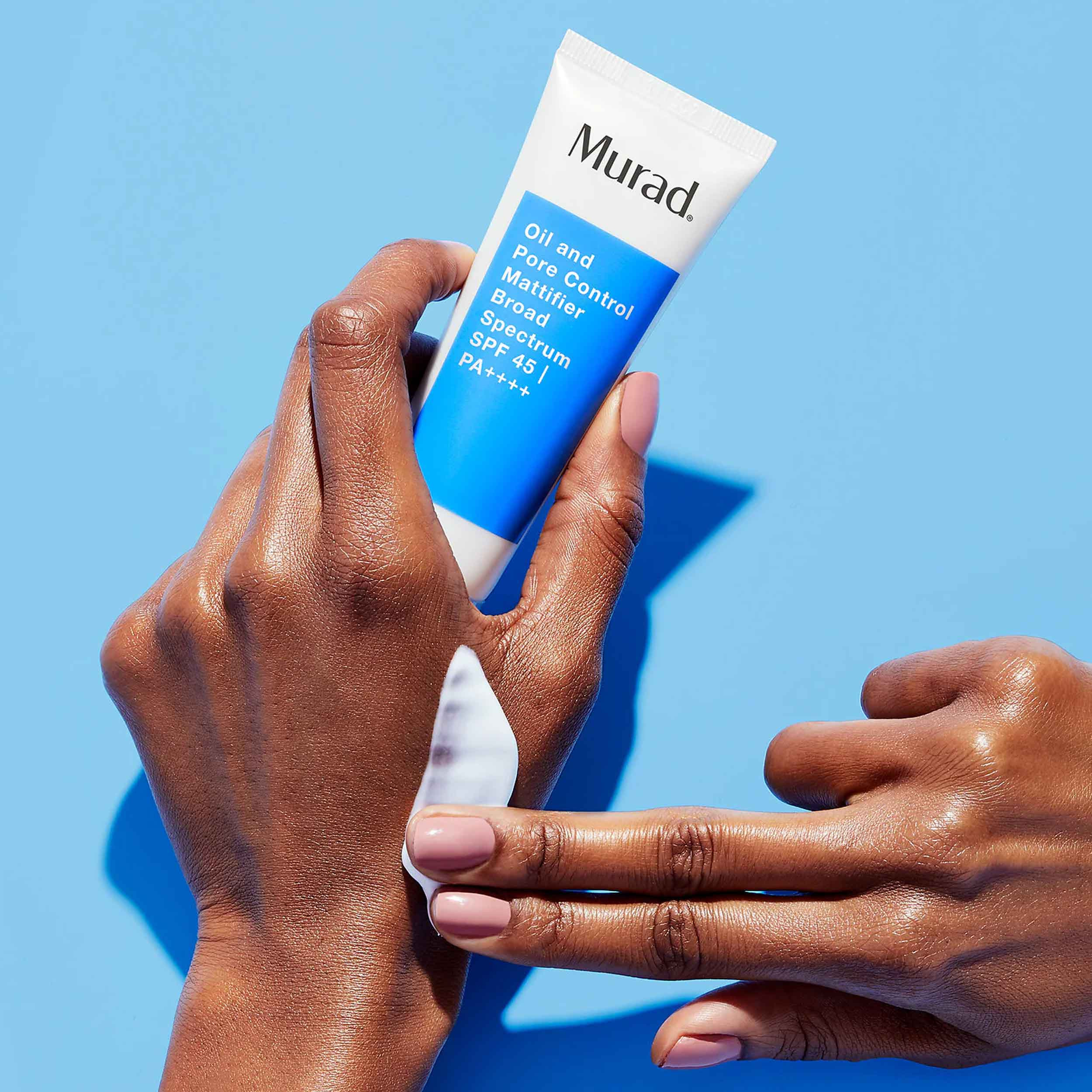 کرم ضد آفتاب بدون رنگ مورد SPF 45 مدل مات کننده و کنترل کننده مناسب انواع پوست حجم 60 میلی‌لیتر
