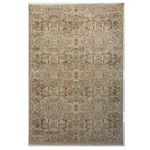 فرش ماشینی 500 شانه فرش مهدیان زمینه نسکافه‌ای حاشیه کرم مدل کد 1218