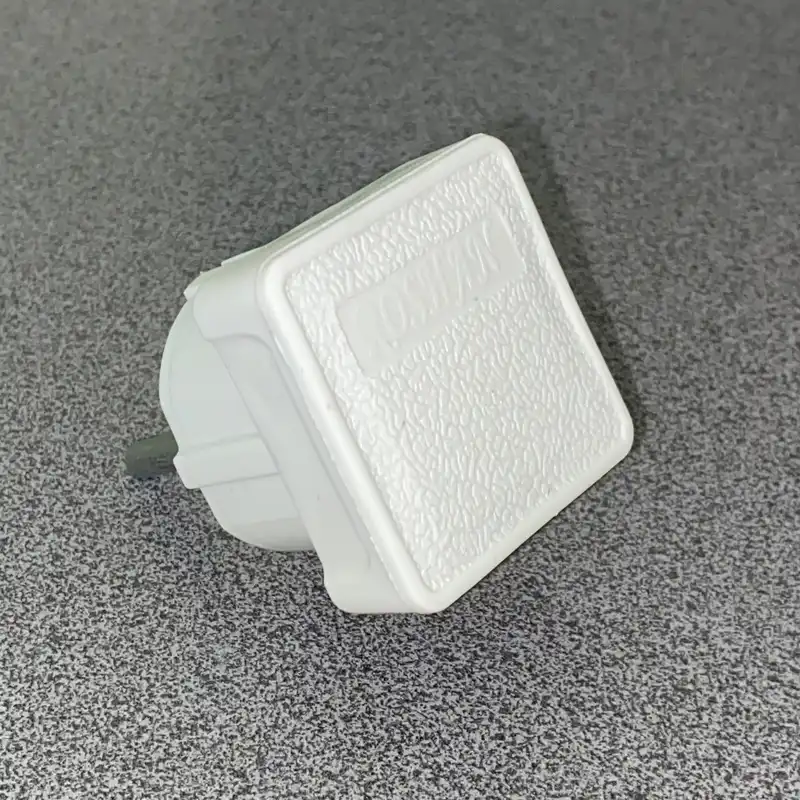 دوشاخه برق روشن الکتریک مدل مربع بسته 4 عددی