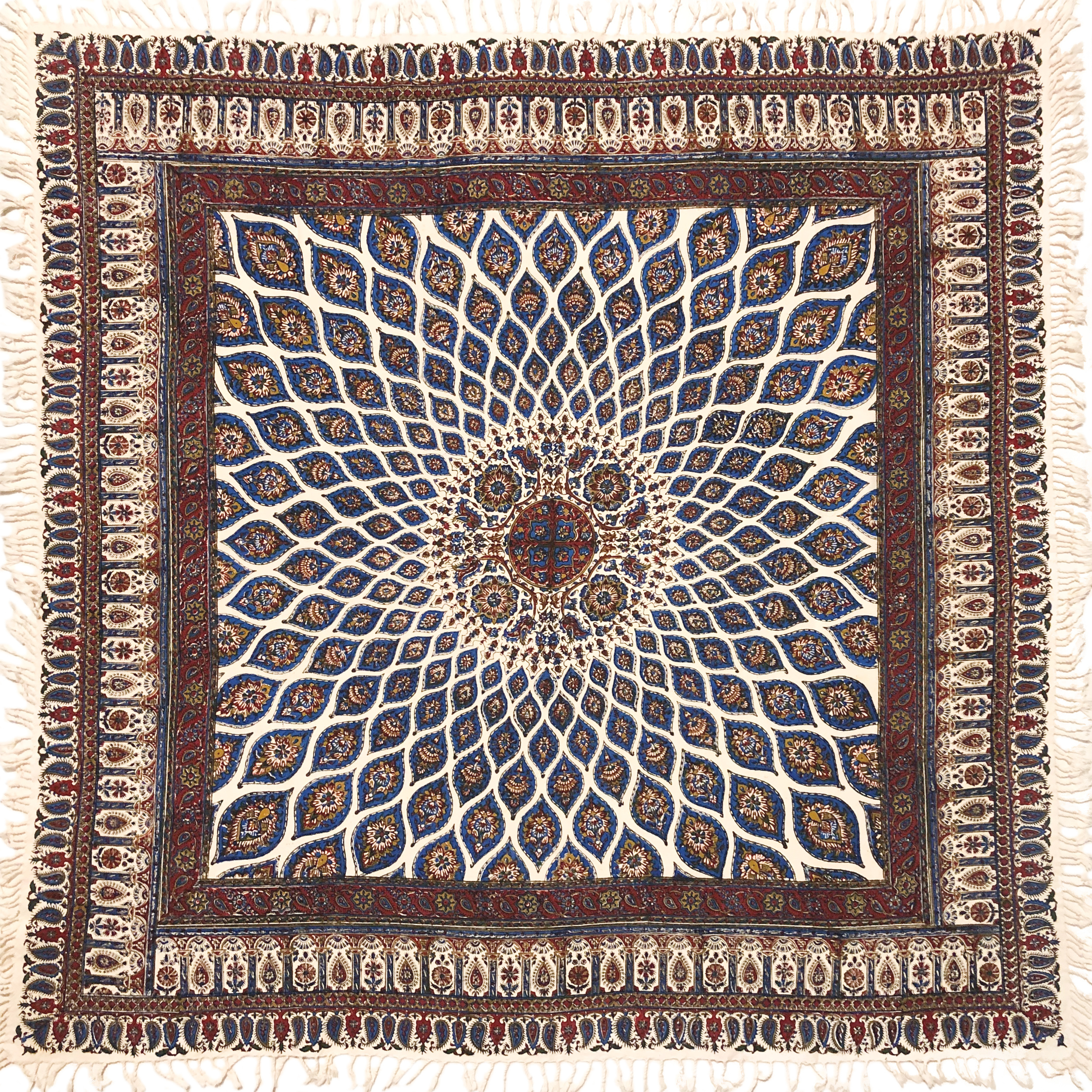 رومیزی قلمکار ممتاز اصفهان اثر عطريان طرح شیخ لطف اله مدل G123 سایز120*120 سانتی متر
