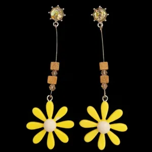 گوشواره زنانه مدل گل بابونه نگینی