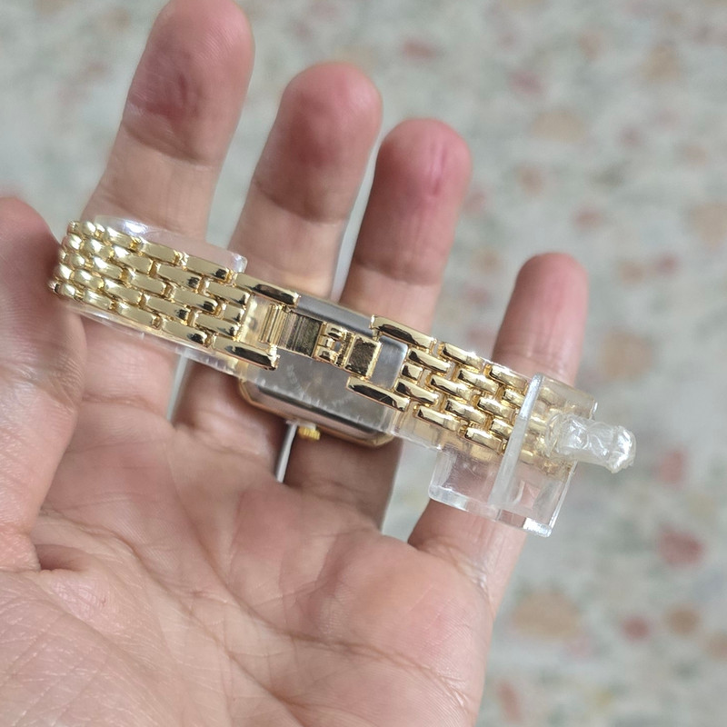 ساعت مچی عقربه ای زنانه مدل کوارتز قاب دور نگین