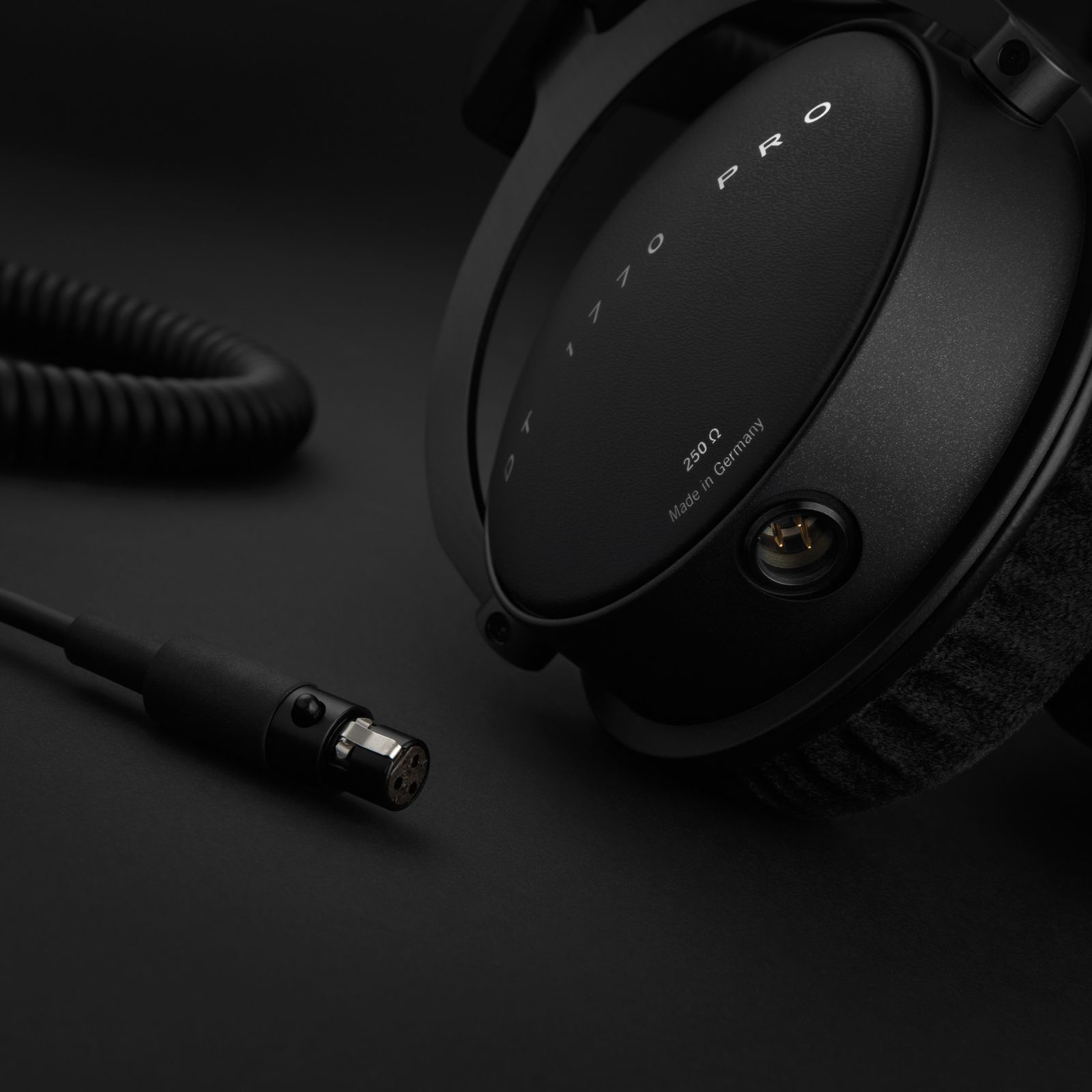 هدفون استودیویی بیرداینامیک مدل DT 1770 PRO -  - 15