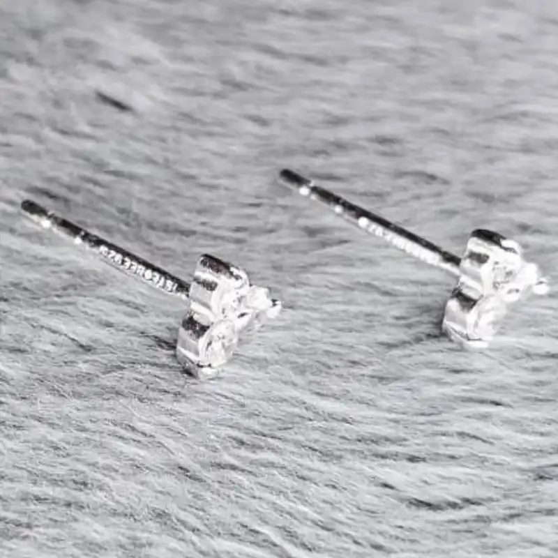 گوشواره نقره زنانه مدل گل با نگین زیرکنیا 7436