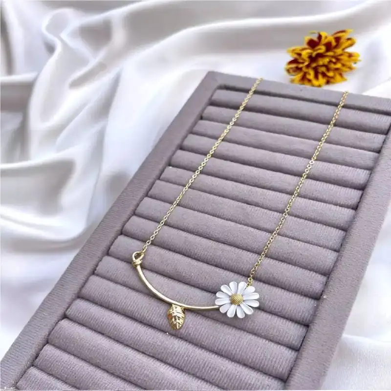 گردنبند زنانه مدل گل بابونه kapitan10