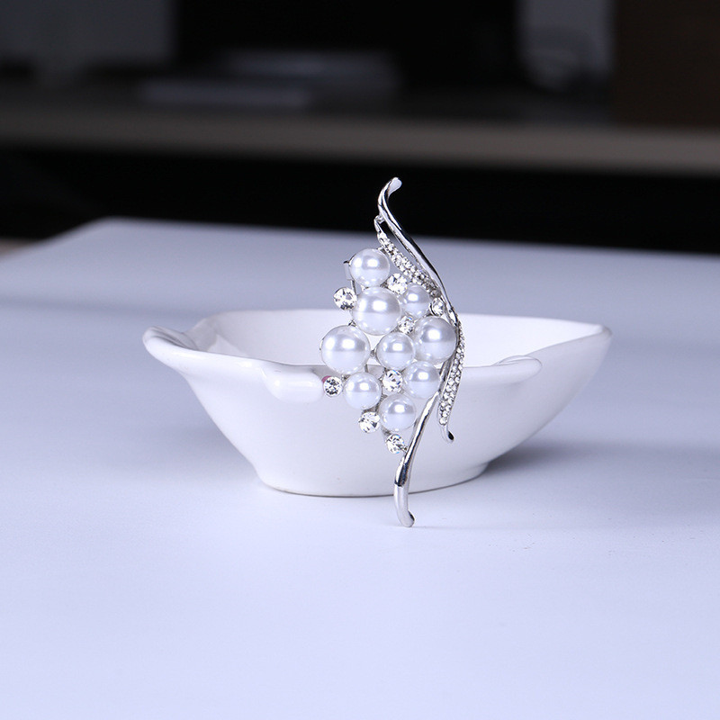 گل سینه زنانه مدل سبد مروارید کد 338