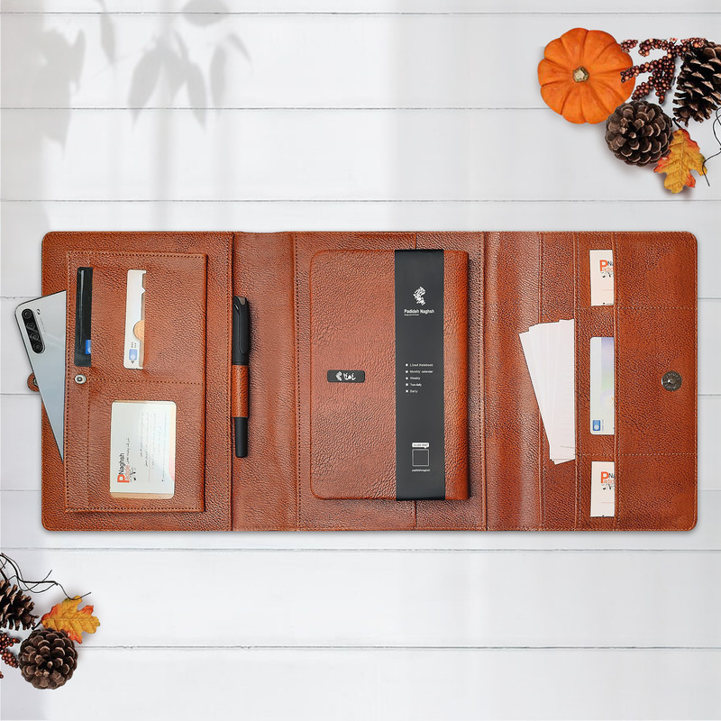 سالنامه 1404 پدیده نقش مدل چرمی قهوه ای به همراه دفتر یادداشت و روان نویس