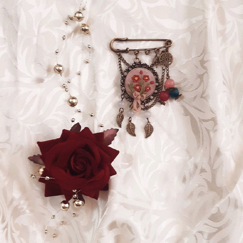 سنجاق سینه دخترانه مدل گلکده کد 1535