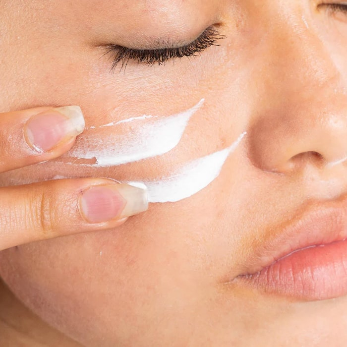 کرم ضد آفتاب بدون رنگ فارم استی SPF 50 مدل DR V8 VITA مناسب انواع پوست حجم 70 میلیلیتر