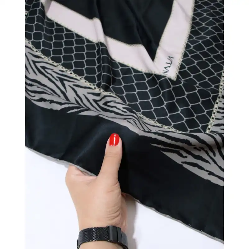 روسری زنانه مدل ابریشم توییل لاکچری طرح زبرا دور حاشیه کد ana-6015