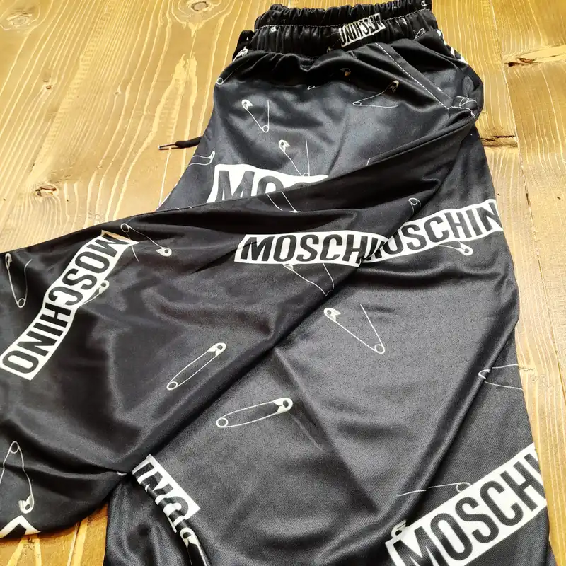 ست تاپ و شلوارک ورزشی مردانه مدل MOSCHINO کد kh01 رنگ مشکی