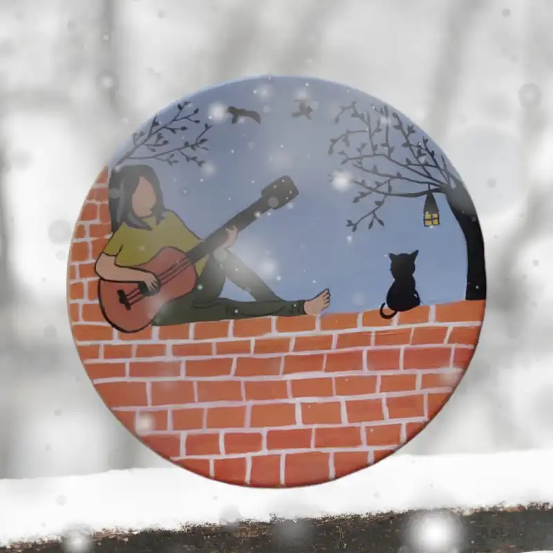 بشقاب دیوارکوب سفالی طرح نوازنده