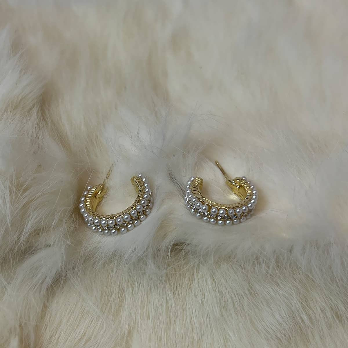 گوشواره زنانه مدل نیم دایره مرواریددار گوشواره زنانه مدل نیم دایره مرواریددار