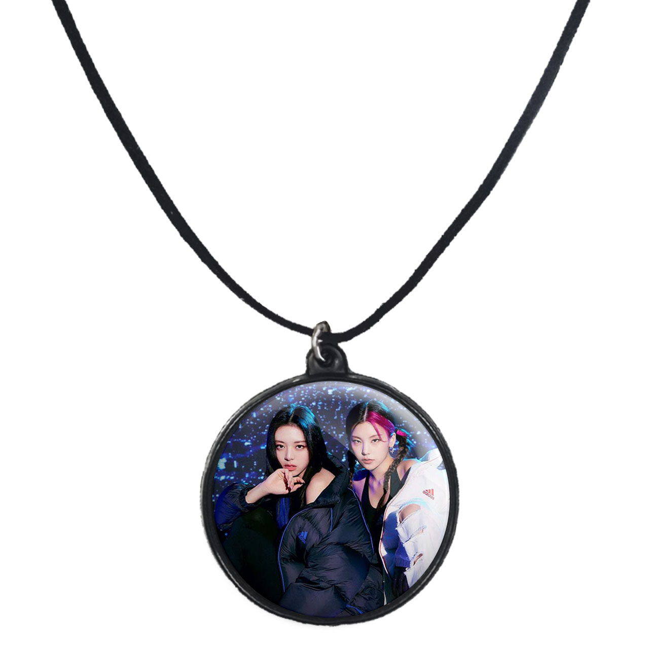 گردنبند پرمانه طرح گروه موسیقی ایتزی کد pmb.13060 مدل دو طرفه