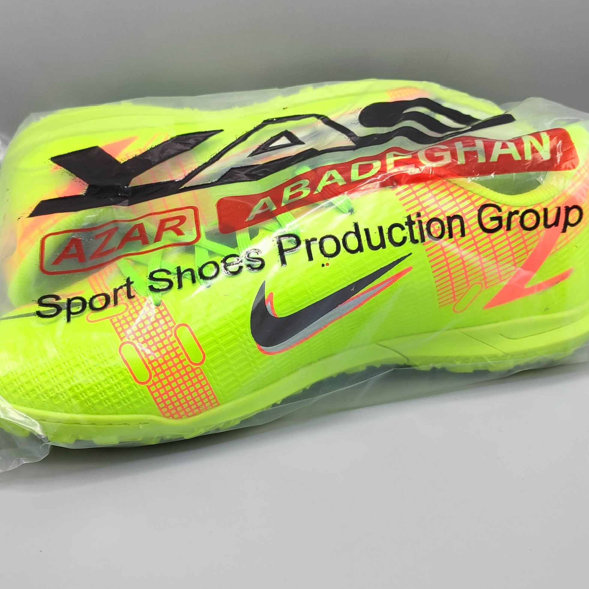 کفش فوتبال مدل چمن مصنوعی یاس رنگ فسفری