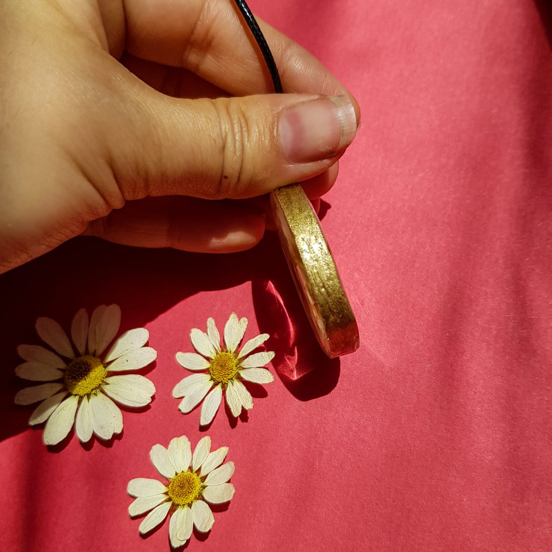 گردنبند دخترانه مدل رزینی گل بابونه گردنبند دخترانه مدل رزینی گل بابونه